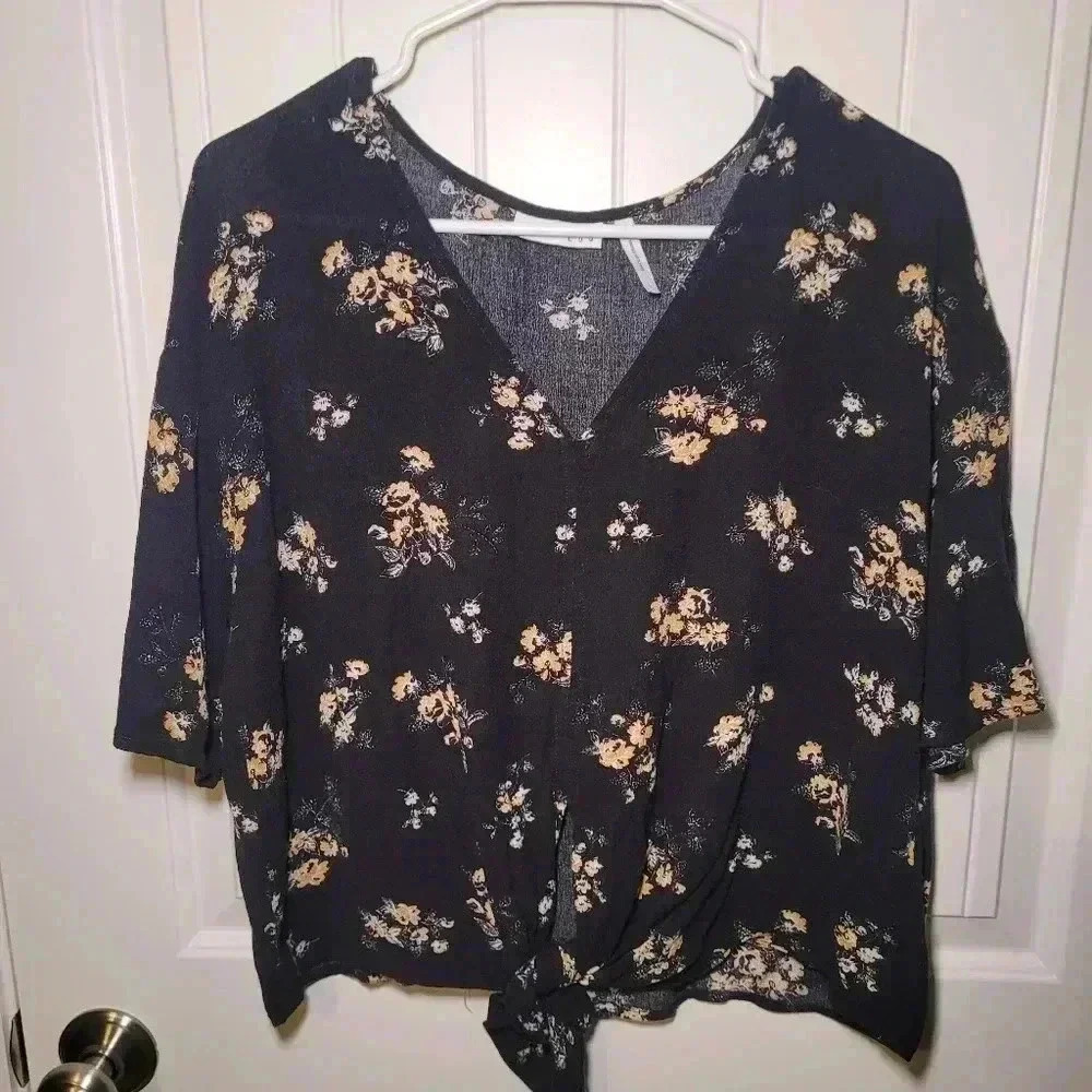 LUQ top with knot tie size large
